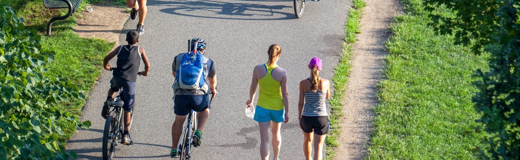 Cykelsti med cyklister og fodgængere