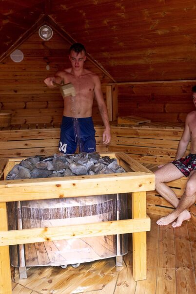 Twee mannen in sauna