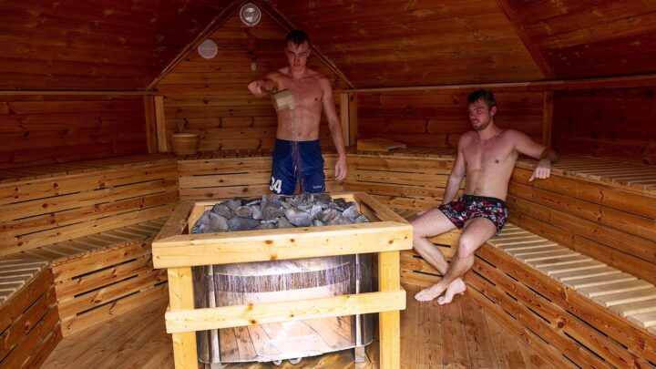 To mænd i sauna